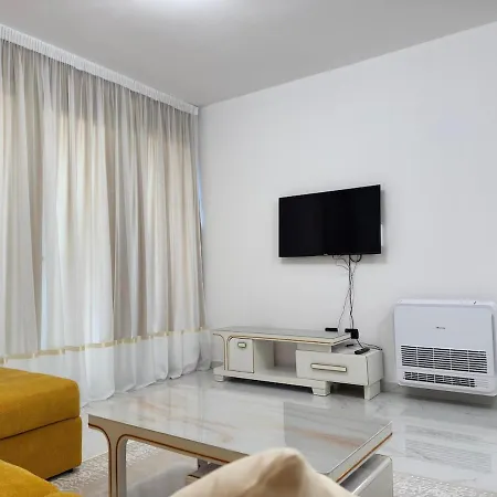 Girasole Apartment,steps From Sea Lezhë