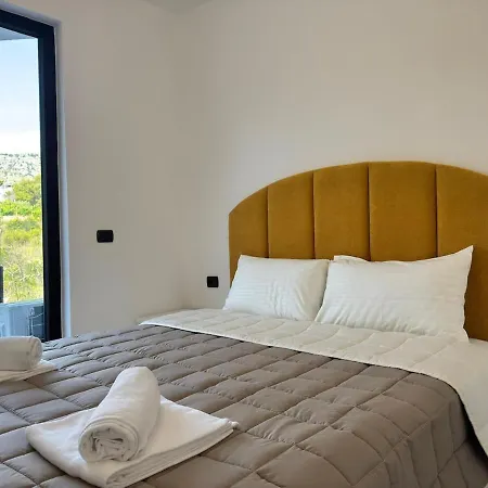 Girasole Apartment,steps From Sea דירה *