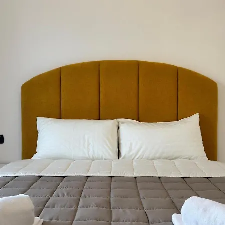 Girasole Apartment,steps From Sea * Lezhë