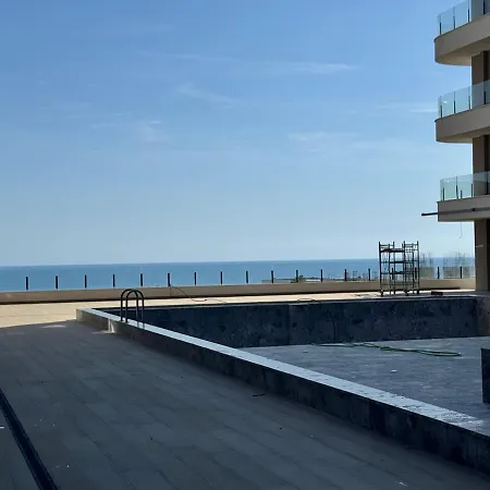 Girasole Apartment,steps From Sea * Lezhë